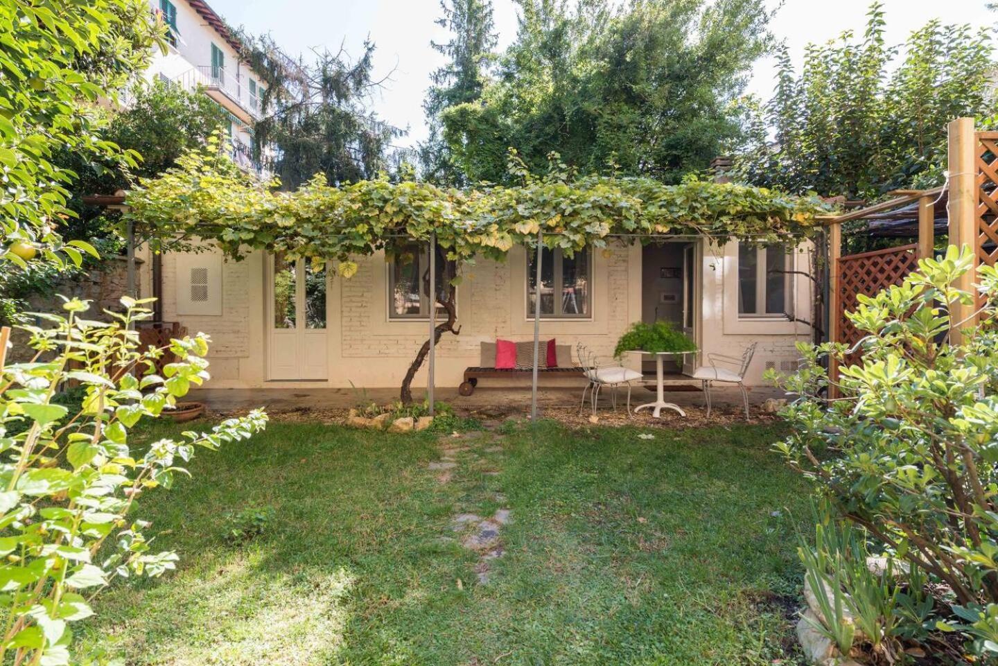 Boutique Apartment With Private Rooms And Garden Oasis Firenze Bagian luar foto